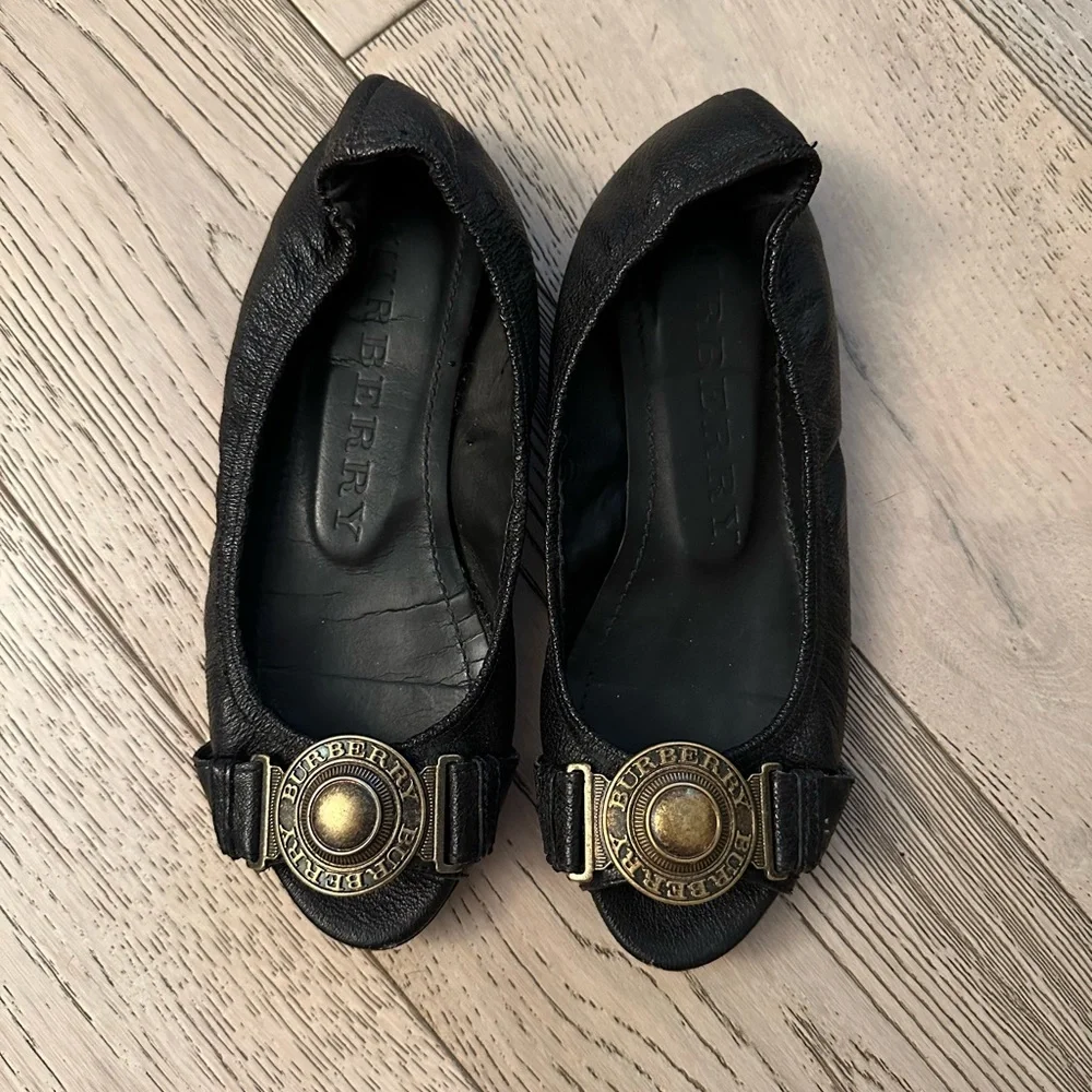 BURBERRY BLACK MEDALLION LOGO PEEP TOE LEATHER FLATS MADE IN ITALY SIZE 37 / 7 - Picture 2 of 12